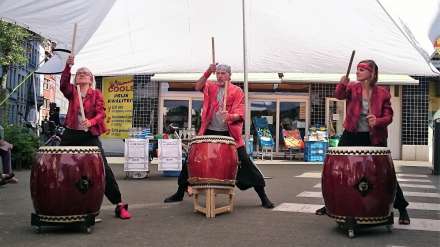 taikogroep Ginnopiyoko performt met ethische kleding... van Mandragora!